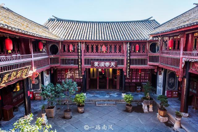 A scenic view of Dali Tianfengshan Gujianzhuqun