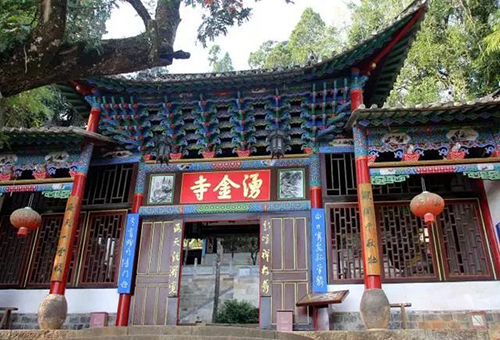 A scenic view of Dali Tianfengshan Gujianzhuqun