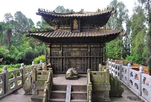 A scenic view of Dali Tianfengshan Gujianzhuqun