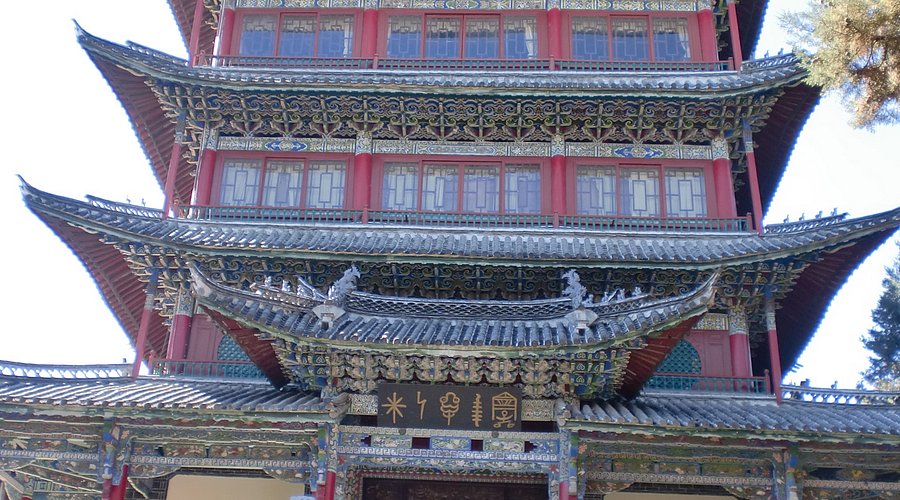 A scenic view of Dali Yuanshizu Ping Yunnan Bei