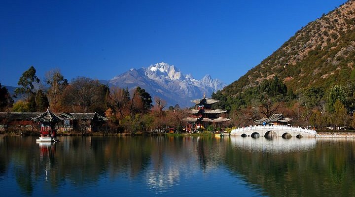 A scenic view of Dali Yuanshizu Ping Yunnan Bei