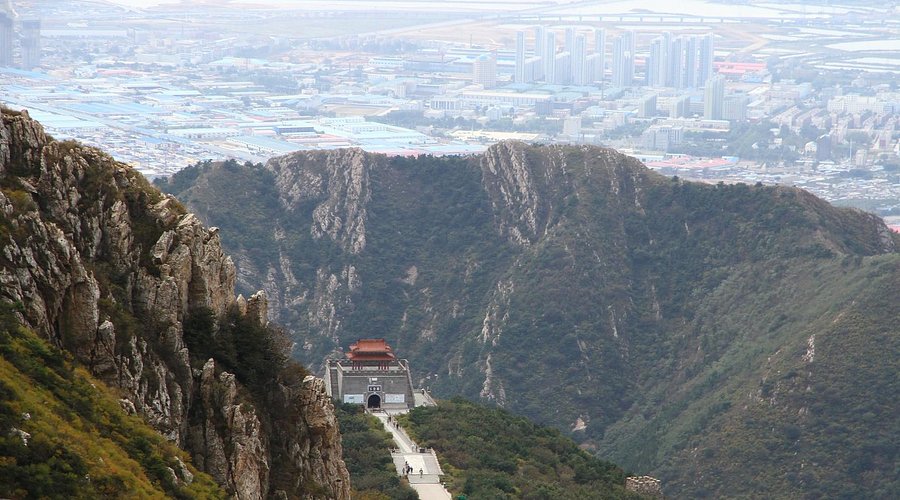 A scenic view of Dalian Daheishan Shancheng