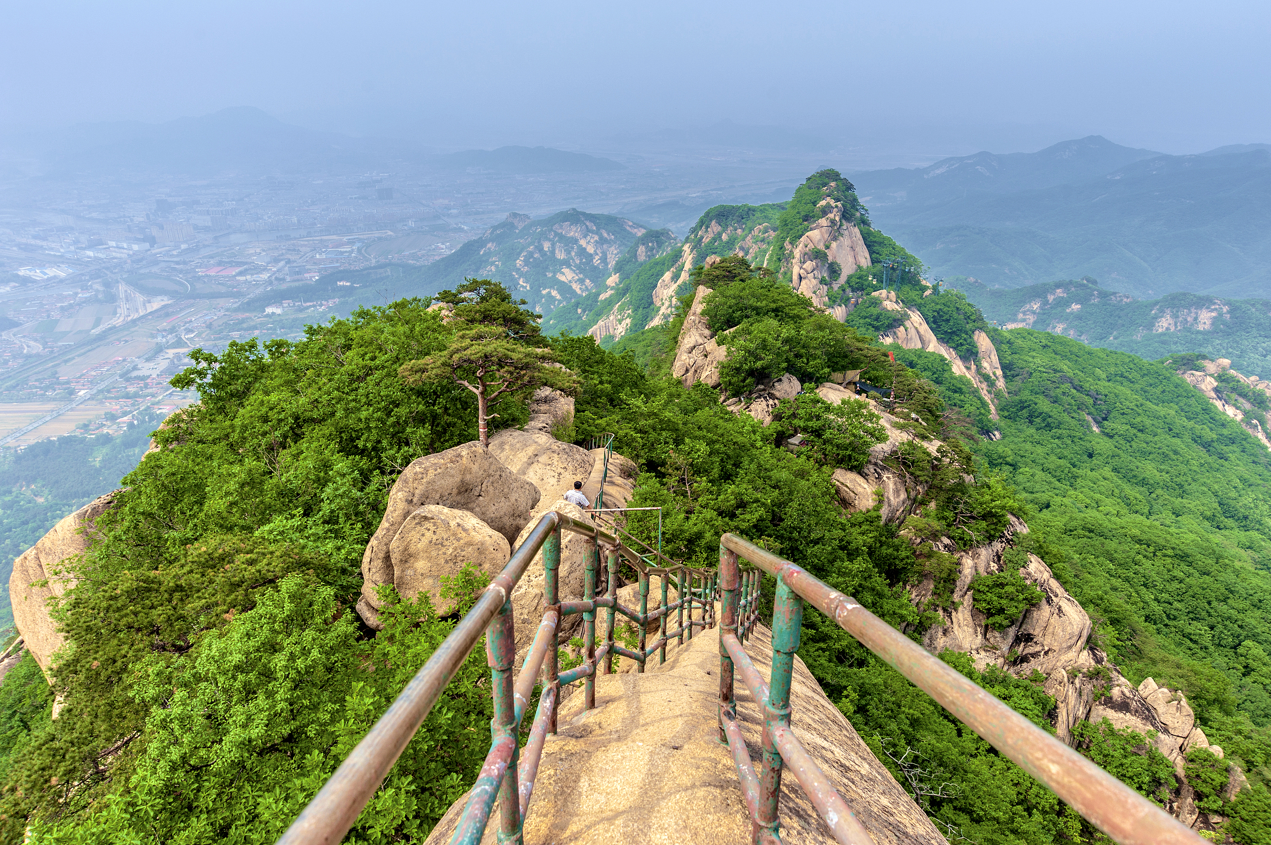 A scenic view of Dandong Fenghuangshan Shancheng