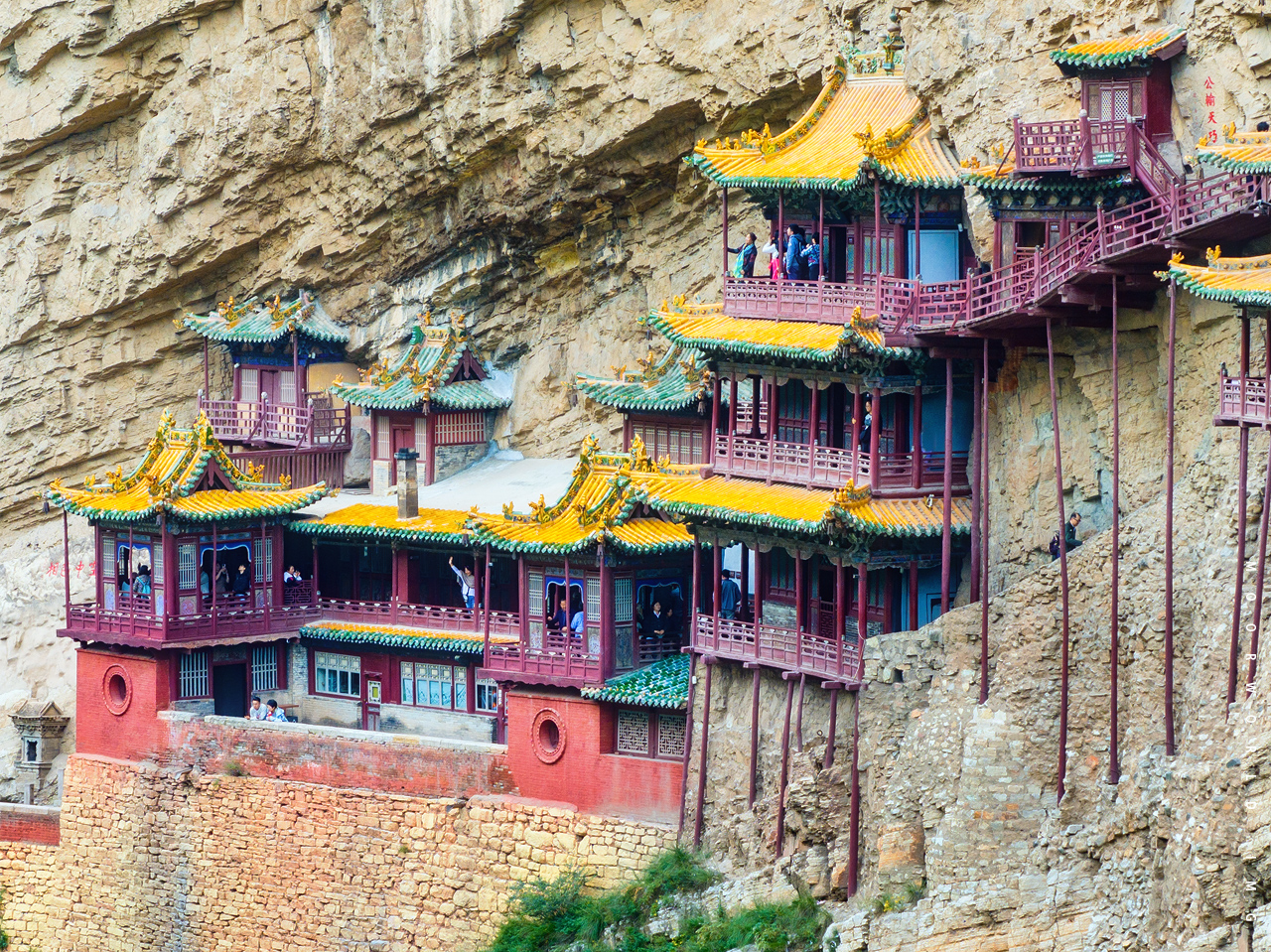 A scenic view of Datong Hengshan Hanging Temple
