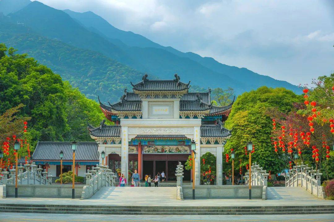 A scenic view of Dazhou Zhenfoshan Miaoqun