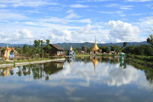 A scenic view of Dehong Wandangqiao Zhongmian Bianmin Lianhuan Dahuilou Jiuzhi