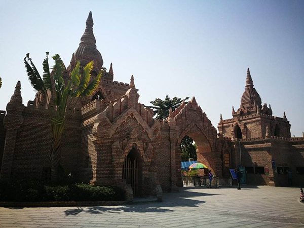 A scenic view of Dehong Wandangqiao Zhongmian Bianmin Lianhuan Dahuilou Jiuzhi