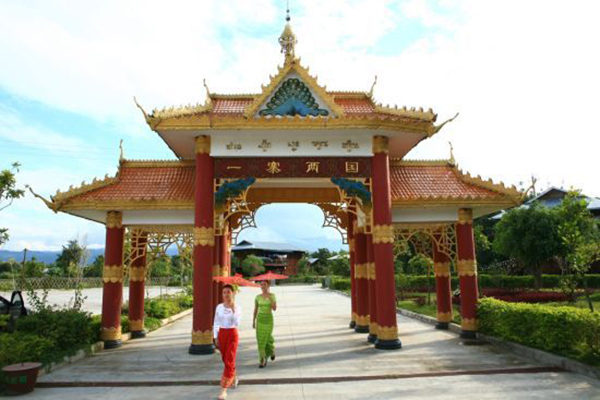 A scenic view of Dehong Wandangqiao Zhongmian Bianmin Lianhuan Dahuilou Jiuzhi