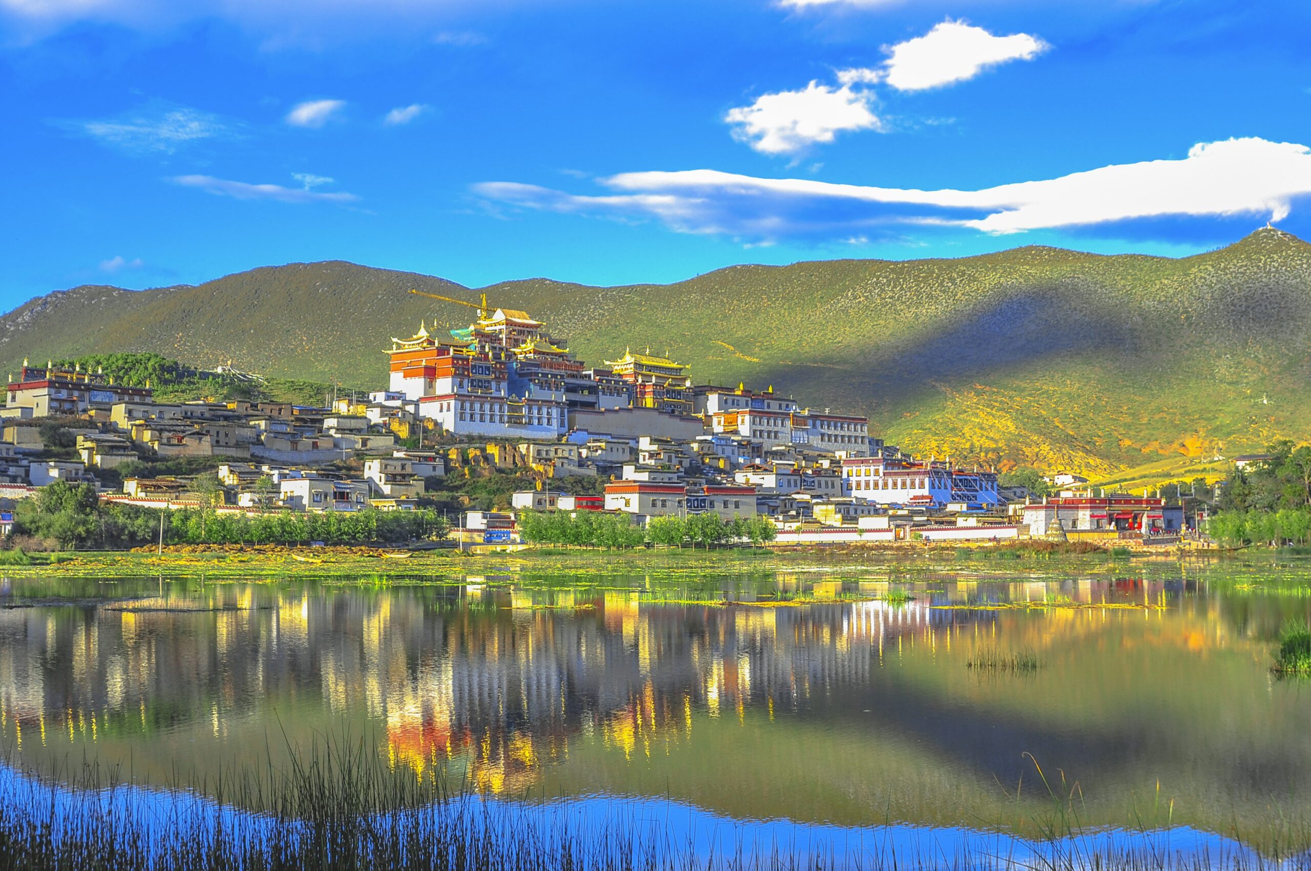A scenic view of Diqing Cizhong Jiaotang