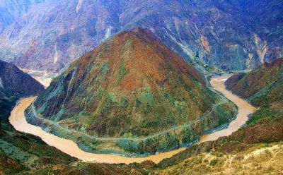A scenic view of Diqing Jinshajiang Yanhua
