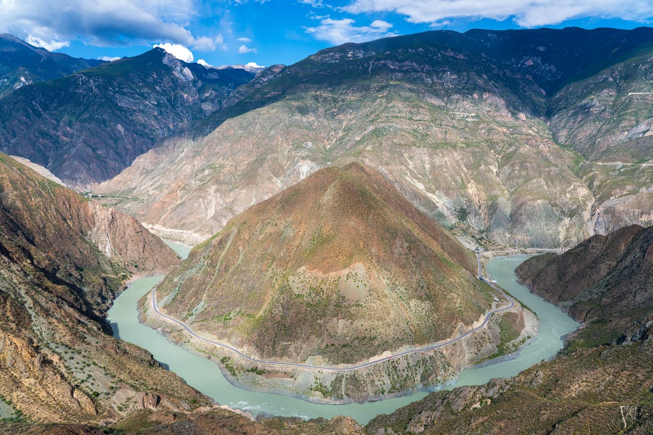 A scenic view of Diqing Jinshajiang Yanhua