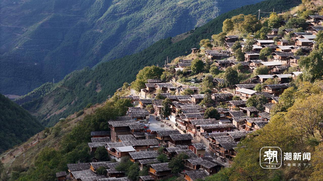 A scenic view of Diqing Tongle Lisuzu Minju Jianzhuqun