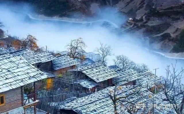 A scenic view of Diqing Tongle Lisuzu Minju Jianzhuqun