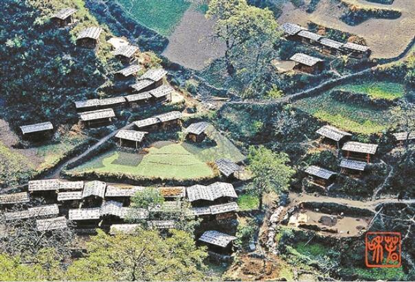 A scenic view of Diqing Tongle Lisuzu Minju Jianzhuqun
