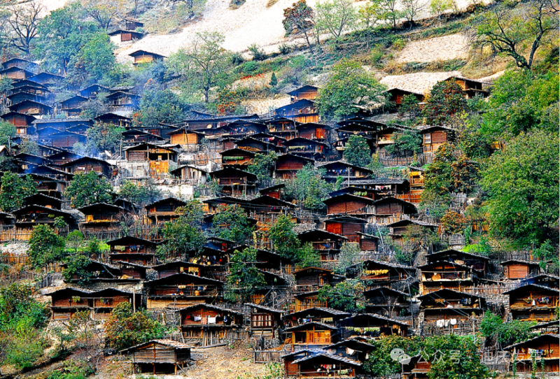 A scenic view of Diqing Tongle Lisuzu Minju Jianzhuqun