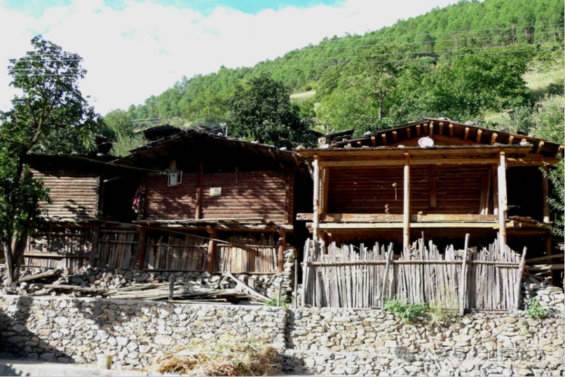 A scenic view of Diqing Tongle Lisuzu Minju Jianzhuqun