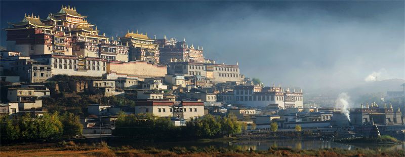 A scenic view of Diqing Tongle Lisuzu Minju Jianzhuqun