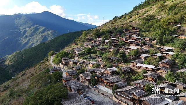 A scenic view of Diqing Tongle Lisuzu Minju Jianzhuqun