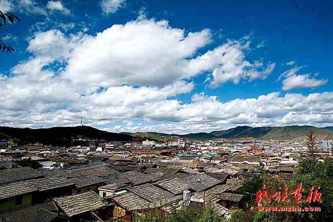 A scenic view of Diqing Tongle Lisuzu Minju Jianzhuqun