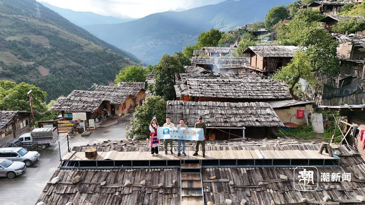 A scenic view of Diqing Tongle Lisuzu Minju Jianzhuqun