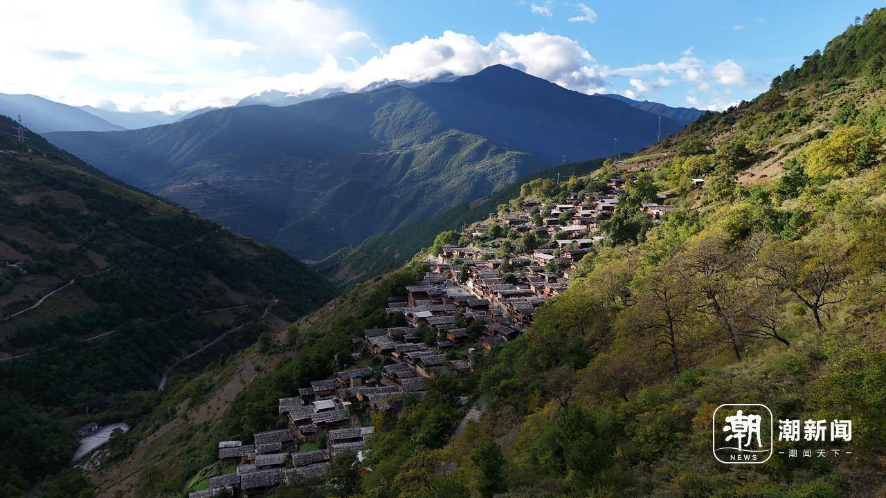A scenic view of Diqing Tongle Lisuzu Minju Jianzhuqun
