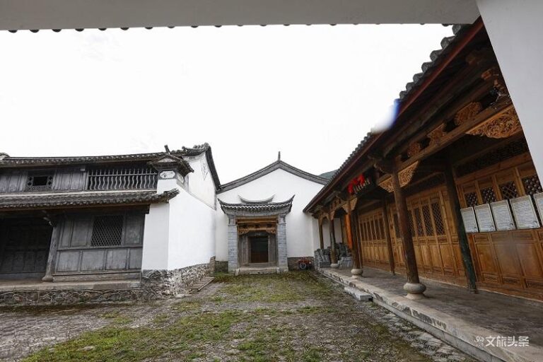 Unveiling Diqing Yezhi Tusi Yashu: A Traveler’s Guide to Yunnan’s Breathtaking Tibetan Landscapes