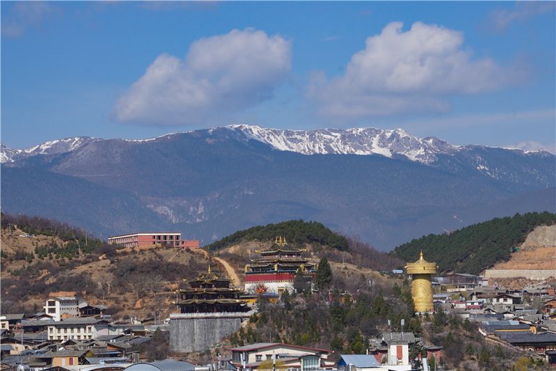 A scenic view of Diqing Zhongxin Zhen Gongtang