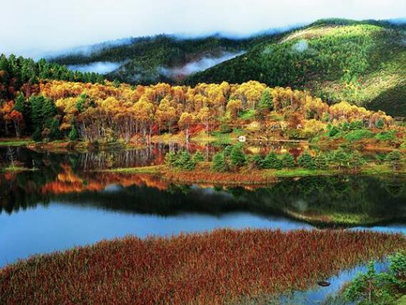 A scenic view of Diqing Zhongxin Zhen Gongtang