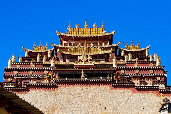 A scenic view of Diqing Zhongxin Zhen Gongtang