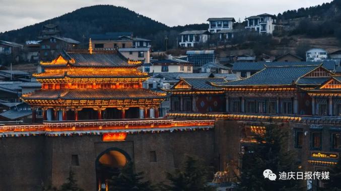 A scenic view of Diqing Zhongxin Zhen Gongtang