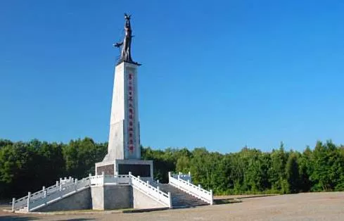 A scenic view of Dongfang Qinhua Rijun Qinqiong Basuo Sinan Laogong Jiniandi
