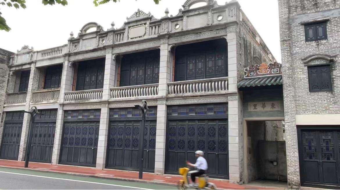A scenic view of Foshan Donghuali Gujianzhuqun