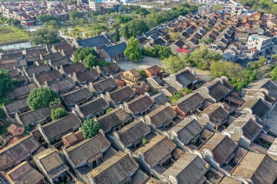A scenic view of Foshan Donghuali Gujianzhuqun