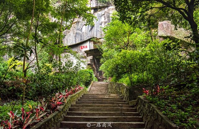 A scenic view of Foshan Xiqiaoshan Caishichang Yizhi