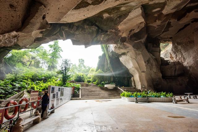 A scenic view of Foshan Xiqiaoshan Caishichang Yizhi