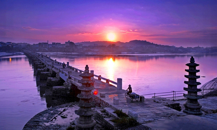 A scenic view of Fuzhou Longjiangqiao