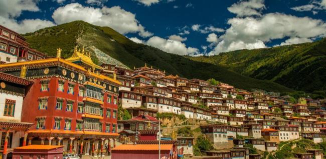 A scenic view of Ganzi Baiyu Gatuosi
