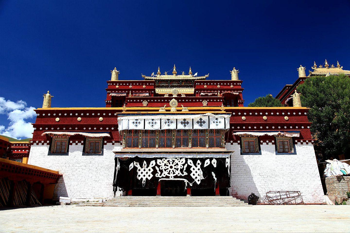 A scenic view of Ganzi Changqing Chunkeer Si