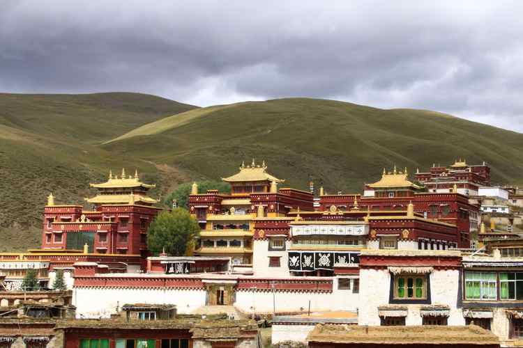A scenic view of Ganzi Changqing Chunkeer Si