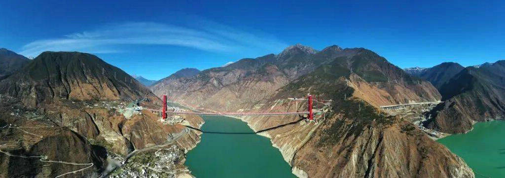 A scenic view of Ganzi Chuancang Gonglu Daduhe Xuansuoqiao