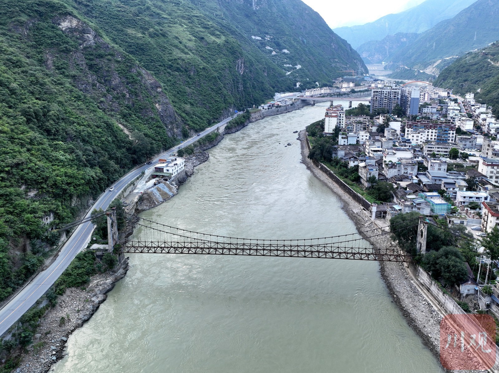A scenic view of Ganzi Chuancang Gonglu Daduhe Xuansuoqiao