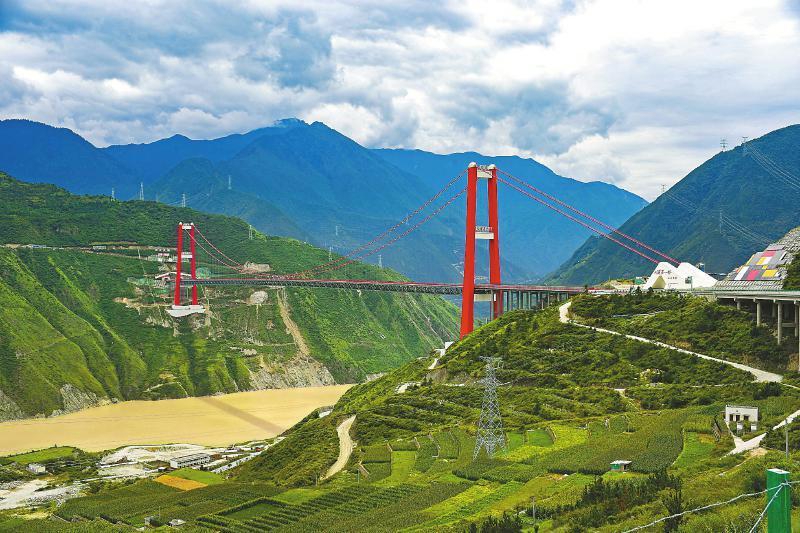 A scenic view of Ganzi Chuancang Gonglu Daduhe Xuansuoqiao