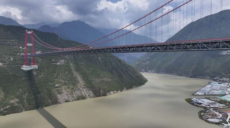 A scenic view of Ganzi Chuancang Gonglu Daduhe Xuansuoqiao