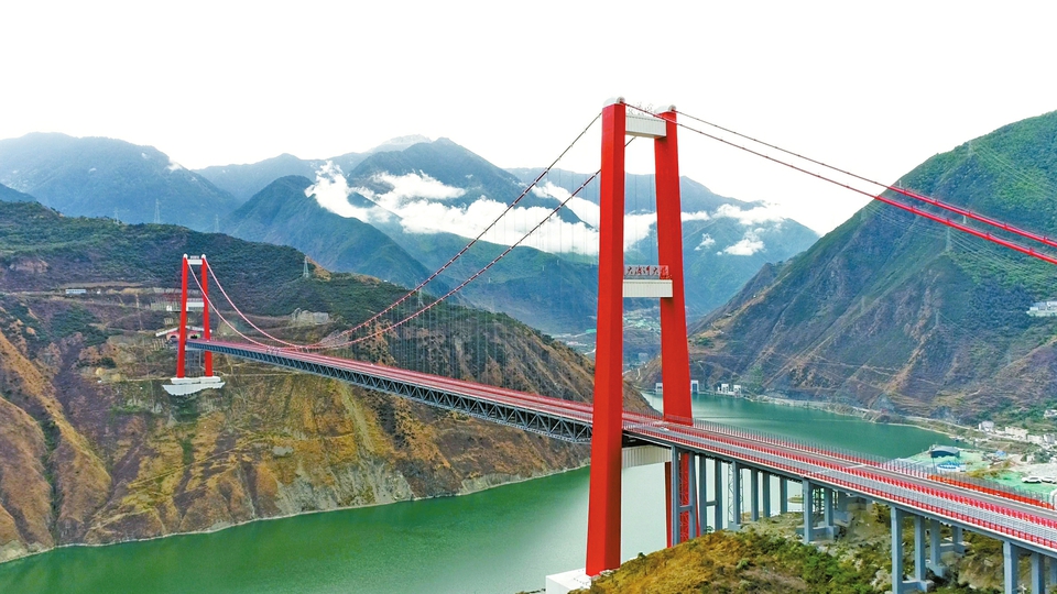 A scenic view of Ganzi Chuancang Gonglu Daduhe Xuansuoqiao