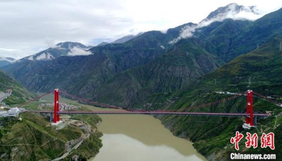 A scenic view of Ganzi Chuancang Gonglu Daduhe Xuansuoqiao