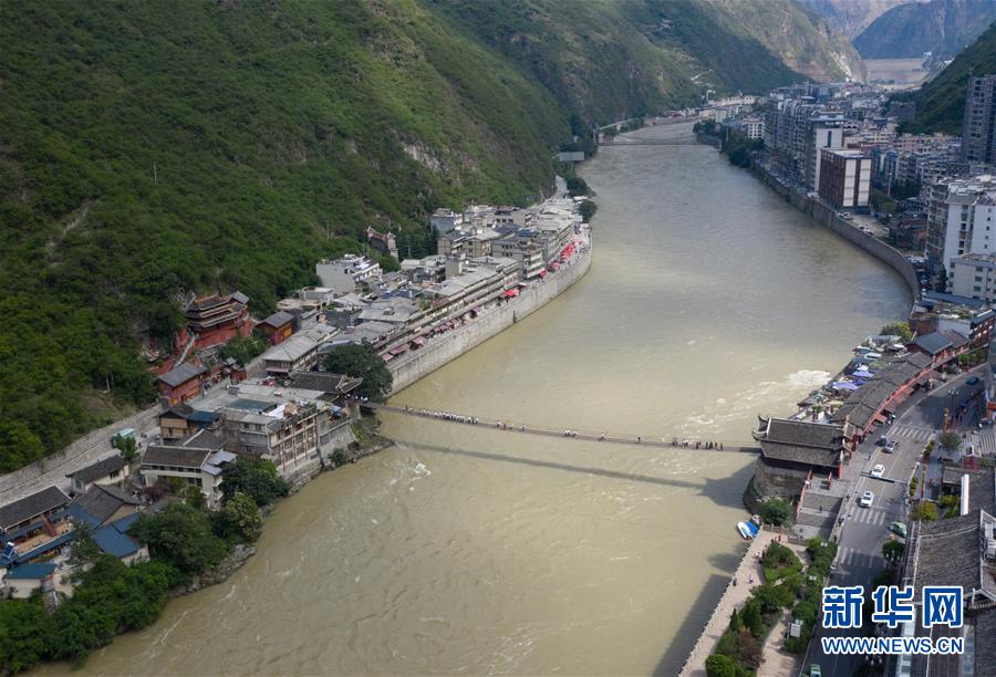 A scenic view of Ganzi Chuancang Gonglu Daduhe Xuansuoqiao