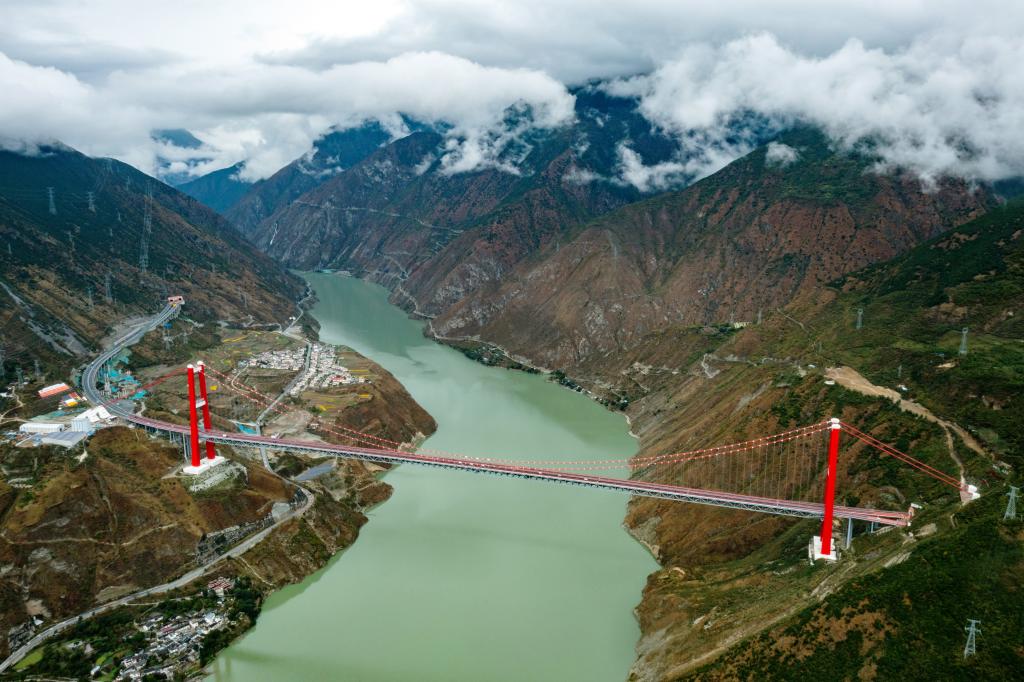 A scenic view of Ganzi Chuancang Gonglu Daduhe Xuansuoqiao