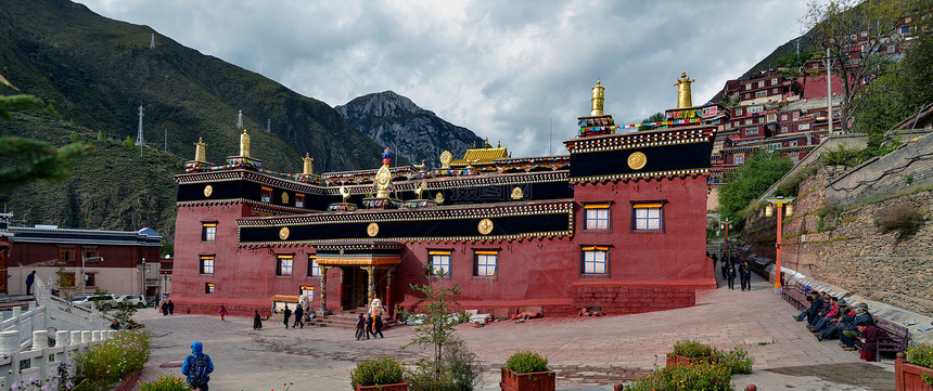A scenic view of Ganzi Dege Yinjingyuan