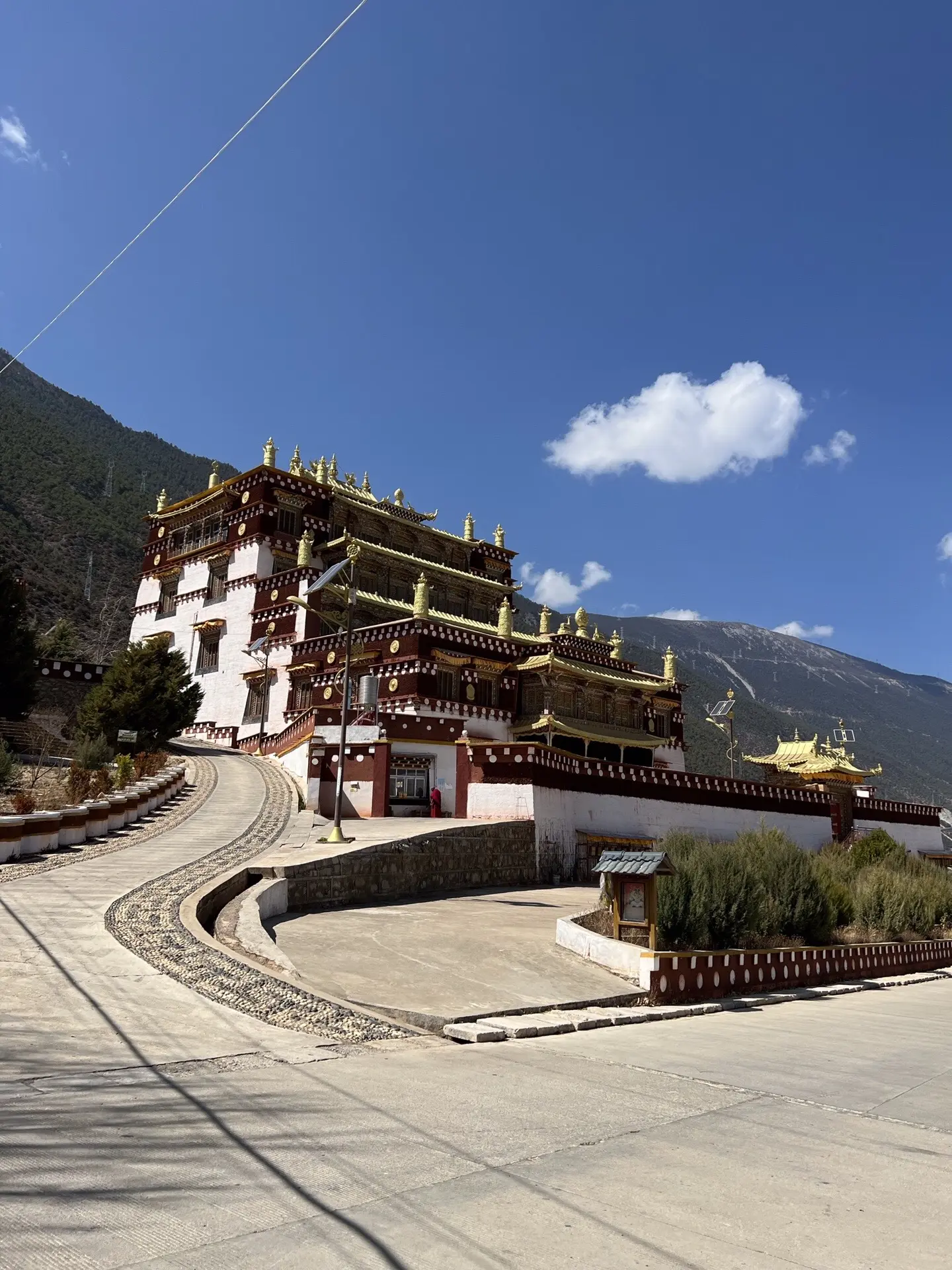 A scenic view of Ganzi Gadan Sangpi Luobuling Si