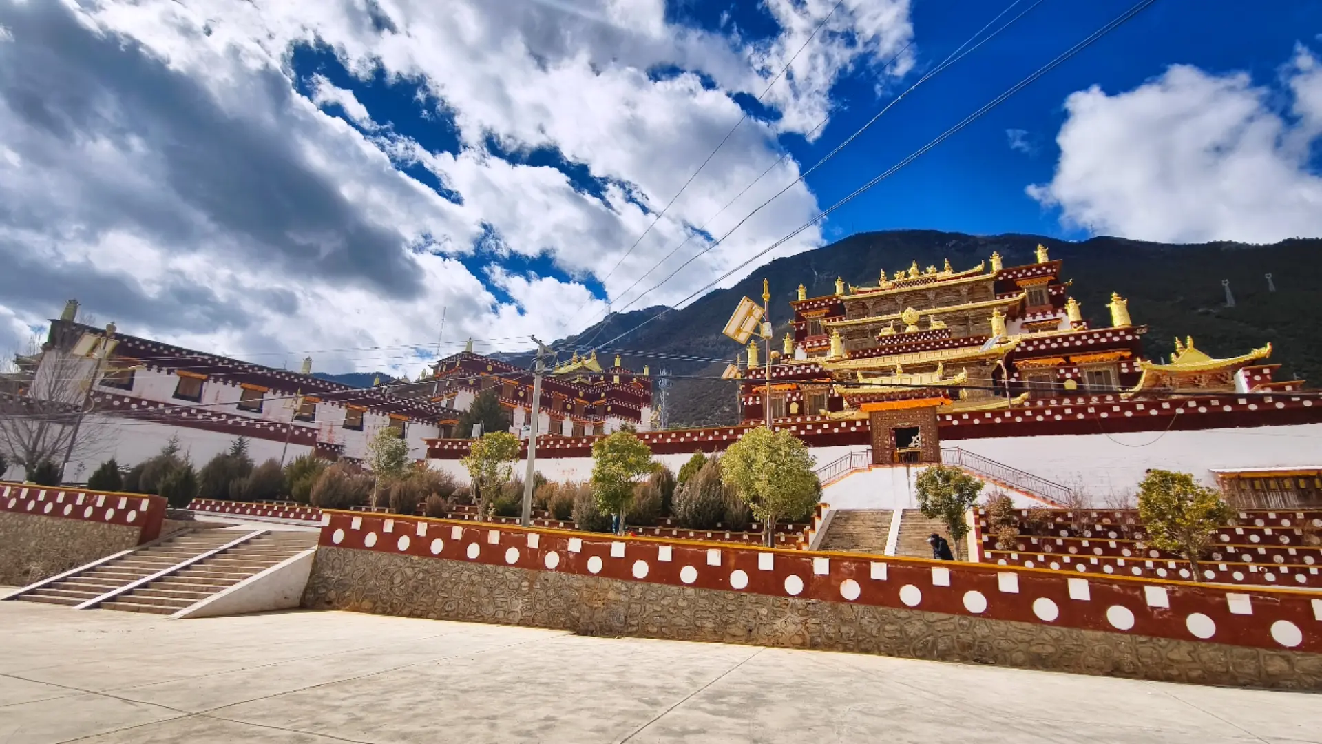 A scenic view of Ganzi Gadan Sangpi Luobuling Si